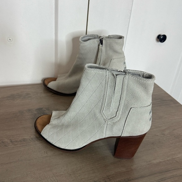 TOMS | Stylish Light Grey Peep-Toe Ankle Boots- Leather Suede Upper - 9 - Picture 6 of 6